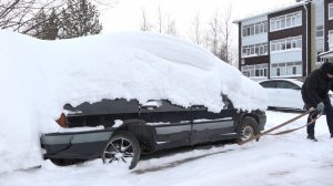 В Пыть-Яхе избавляются от «подснежников» во дворах