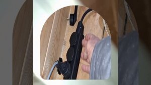 1000048373.mp4 (Собака наблюдает за устройством лестницы на 2 этаж в доме А-фрейм)