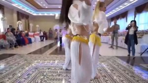 Групповой танец живота на цыганской свадьбе