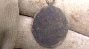 Металлоискатель гудит от находок. Находки одна за одной.