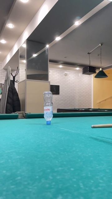 Ботл флип на бильярдном столе