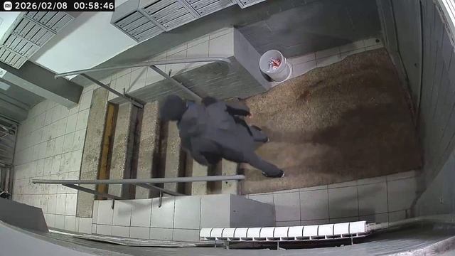 Нежеланные гости в подъезде 1 смотреть онлайн