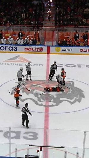 Перепутал шайбу с лицом 😵 #КХЛ