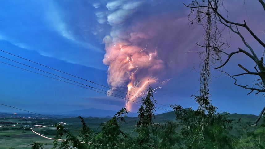 Вулкан Майон начал извергаться на острове Лусон на Филиппинах