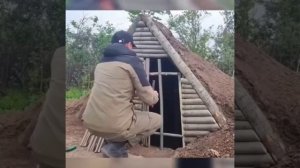 Когда жена начинает надоедать, стоит уехать в лес и построить такой уютный сарай.