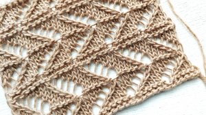 Красивый узор с ажурными зигзагами для вязания джемпера, палантина