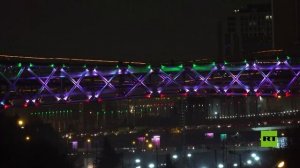 إضاءة جسر الطبيعة في طهران بألوان العلم الإيراني بمناسبة الذكرى الـ47 للثورة الإسلامية