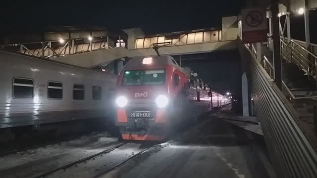 ЭП1П-001 с поездом № 9 прибывает на станцию Улан-Удэ