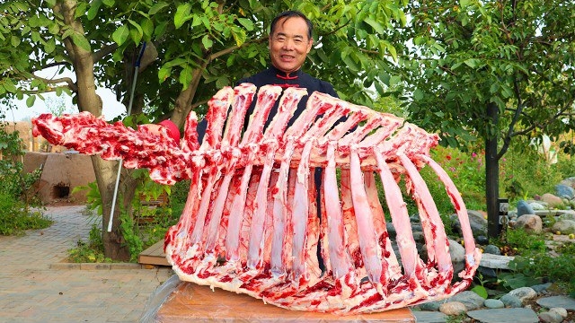 Гигантское говяжье рагу, тушенное на ночь. Такое сочное и нежное, пальчики оближешь. Кухня Китая смотреть онлайн