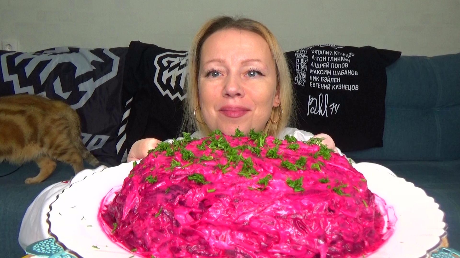 Мукбанг королева стола Селедка под шубой. Еда вкуснота. смотреть онлайн