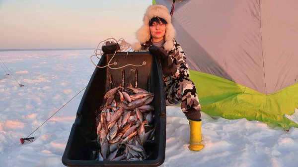 В ПАЛАТКЕ, КАК ДОМА! Рыбалка с ночёвкой на водохранилище. ГЛУХОЗИМЬЕ, А ЛУНКИ РАБОТАЮТ!