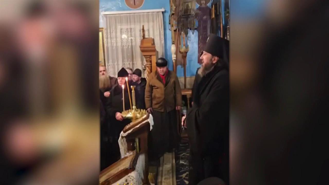 Власти Молдавии против воли жителей пытаются передать храм Румынской митрополии. смотреть онлайн