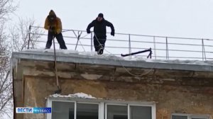 Промальпинисты сбили глыбу льда с крыши «аномальной хрущёвки» в Кемерове