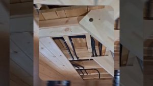 1000048378.mp4 (Собака наблюдает за устройством лестницы на 2 этаж в доме А-фрейм)