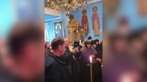 В Молдавии в селе Деренеу местные жители пытаются отстоять храм.