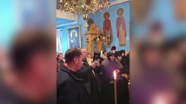 В Молдавии в селе Деренеу местные жители пытаются отстоять храм.