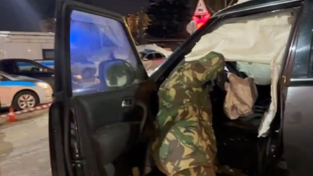 Следователи осматривают машину во Фрязине, в которой произошел взрыв смотреть онлайн