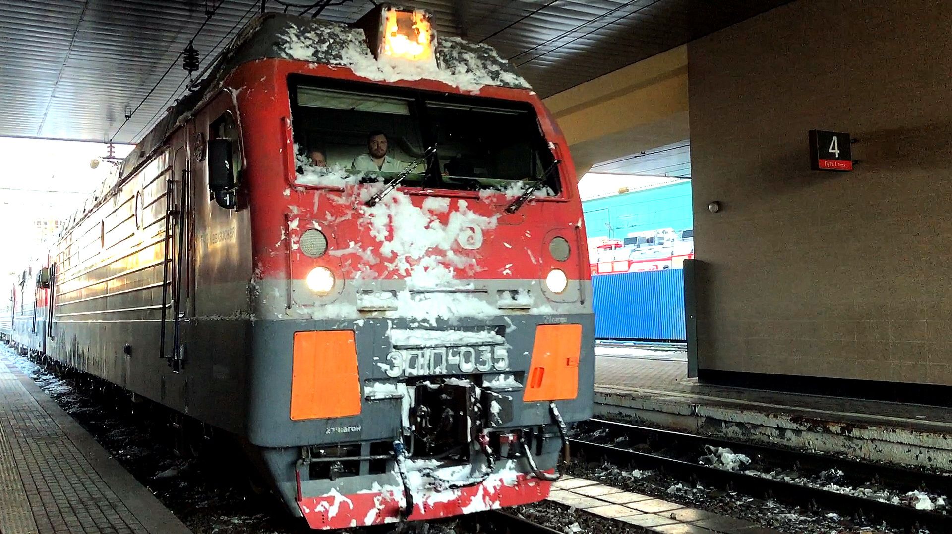 Прибытие поезда на Ростов-Главный после снежной бури смотреть онлайн