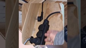 1000048376.mp4 (Собака наблюдает за устройством лестницы на 2 этаж в доме А-фрейм)