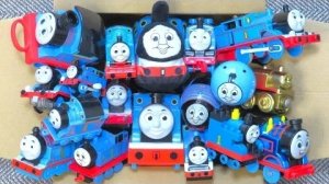 Томас и его друзья играют с моей коллекцией синих игрушек