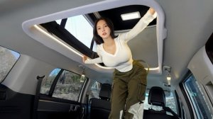 Люксовый кемпинг на автомобиле кемпере с палаткой.