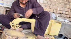 Ремесленники работают в команде и изготавливают рабаб из подручных средств.