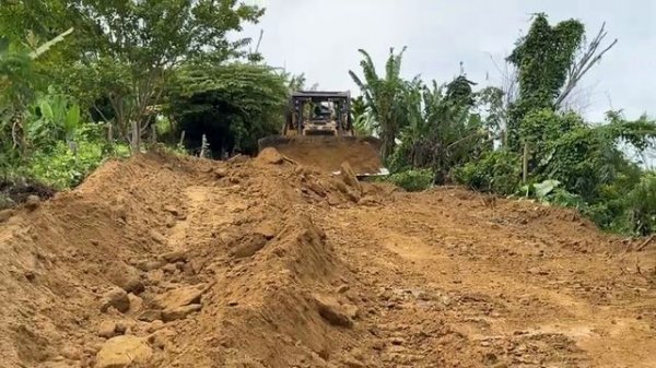 Рабочая техника бульдозера CAT D6R XL позволяет быстро и с высокой точностью расширять горные дороги