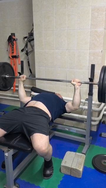 даже на вахте хожу в зал
