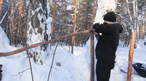 Строительство деревянныи дом на вершине заснеженнои горы при оче