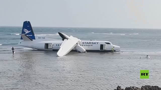 بعد إقلاعها بـ 15 دقيقة.. سقوط طائرة صومالية على الشاطئ ونجاة 55 شخصا بأعجوبة смотреть онлайн