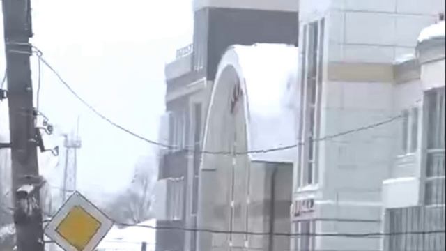 Оборвало провода рядом с проезжей частью смотреть онлайн