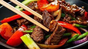 Говядина по-китайски в кисло-сладком соусе с овощами. Мягкая и нежная говядина за 5 минут!