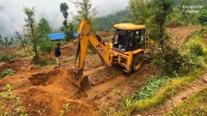 Экскаватор JCB 3DX в действии, строит дорогу и роет траншею в горах