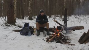 Костёр согрел и накормил в зимнем лесу.