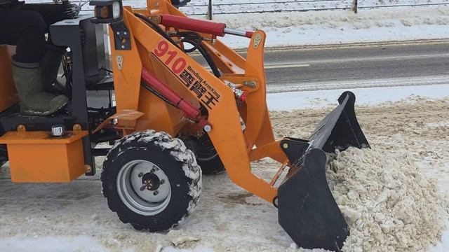 Работа на 907 бензиновом мини погрузчике. смотреть онлайн