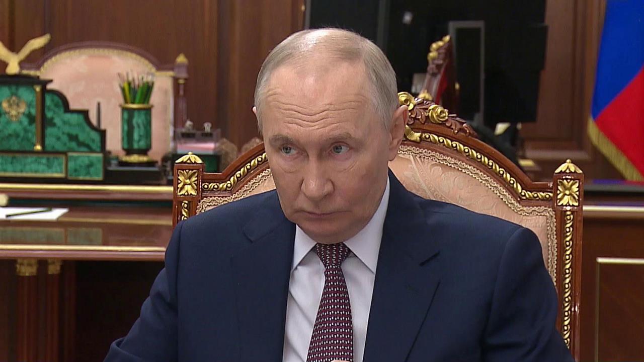 Владимир Путин в Кремле провел встречу с главой Северной Осетии - Алании Сергеем Меняйло. смотреть онлайн