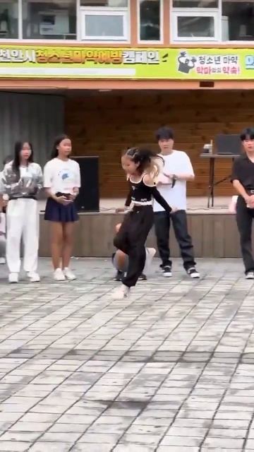 Она ж не прикасается ногами к земле? Как это? Кто-то может пояснить, как она это делает? #levitation смотреть онлайн