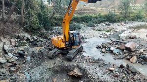 Эпическая работа экскаватора! Потрясающий момент, когда выливаете воду из реки, чтобы поймать рыбу