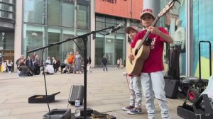 Леонардо Патрик играет на гитаре «Останься со мной» Бена Э. Кинга Манчестер  # дети # гитара # улица