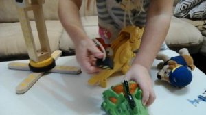 Гонщик и Маршал спасают зуму от динозавров . Щенячий патруль