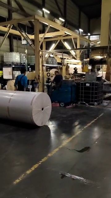 Поломоечная машина Wellland FD100 убирает пол на заводе