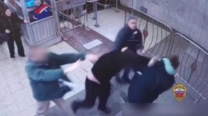 В столичном метро мужчина сломал скулу не пропустившему его на эскалаторе: видео