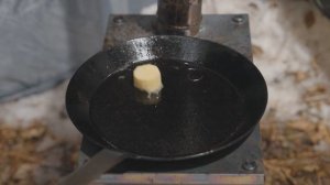 Прозрачная отапливаемая палатка для кемпинга во время снежной бури . Дровяная печь ASMR