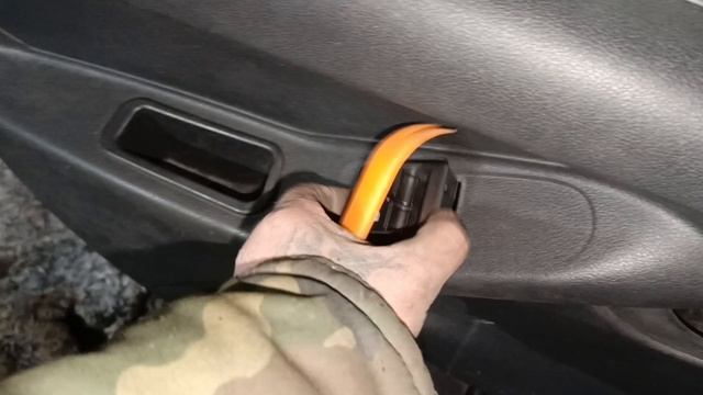 как снять обшивку водительской двери лада гранта двенадцатый год