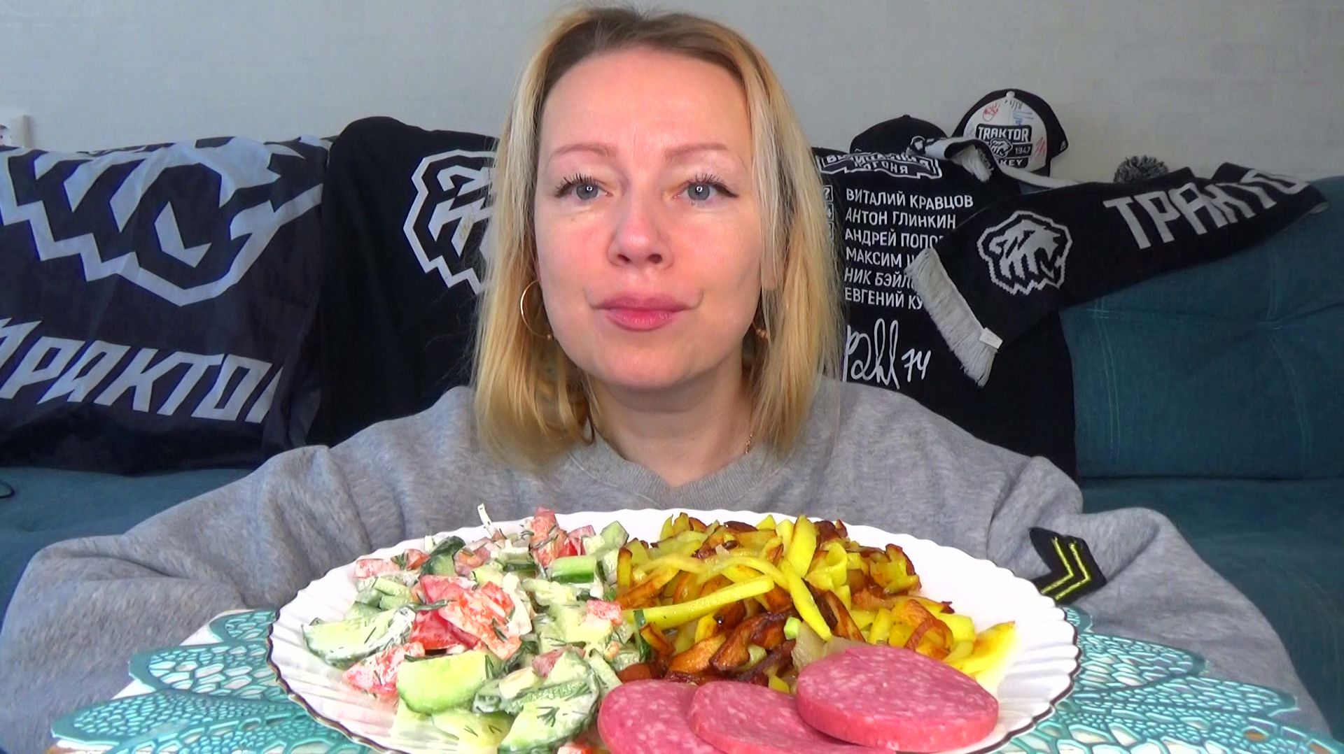 Мукбанг Картошка жареная на сале , салат овощной со сметаной. Еда вкуснота. смотреть онлайн