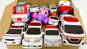 Мини-автомобиль скорой помощи проходит тест на вождение на склоне.