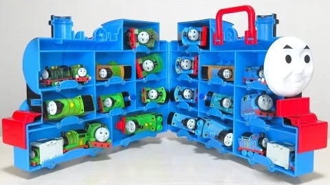 Положите игрушки Thomas & Friends в большой футляр
