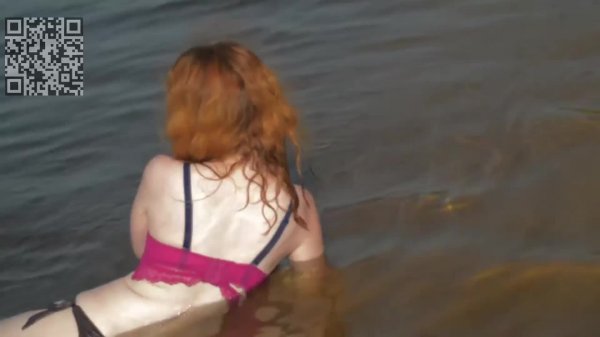 Девушка в купальнике.