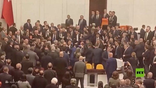 شجار عنيف بين نواب "العدالة والتنمية" وأكبر أحزاب المعارضة في البرلمان التركي