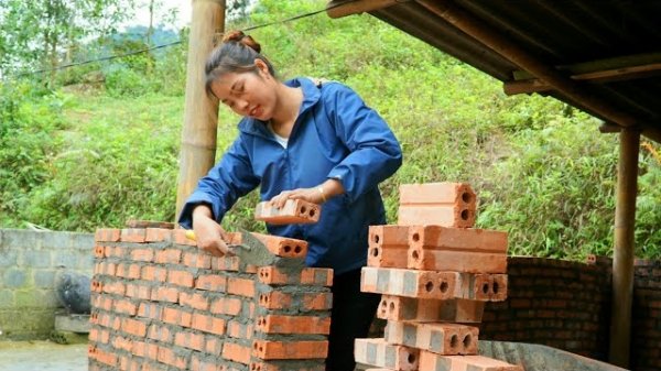 Соорудила кухонную стенку, собрала урожай зеленых овощей и отвезла их на рынок продавать.Жизнь Дуонг